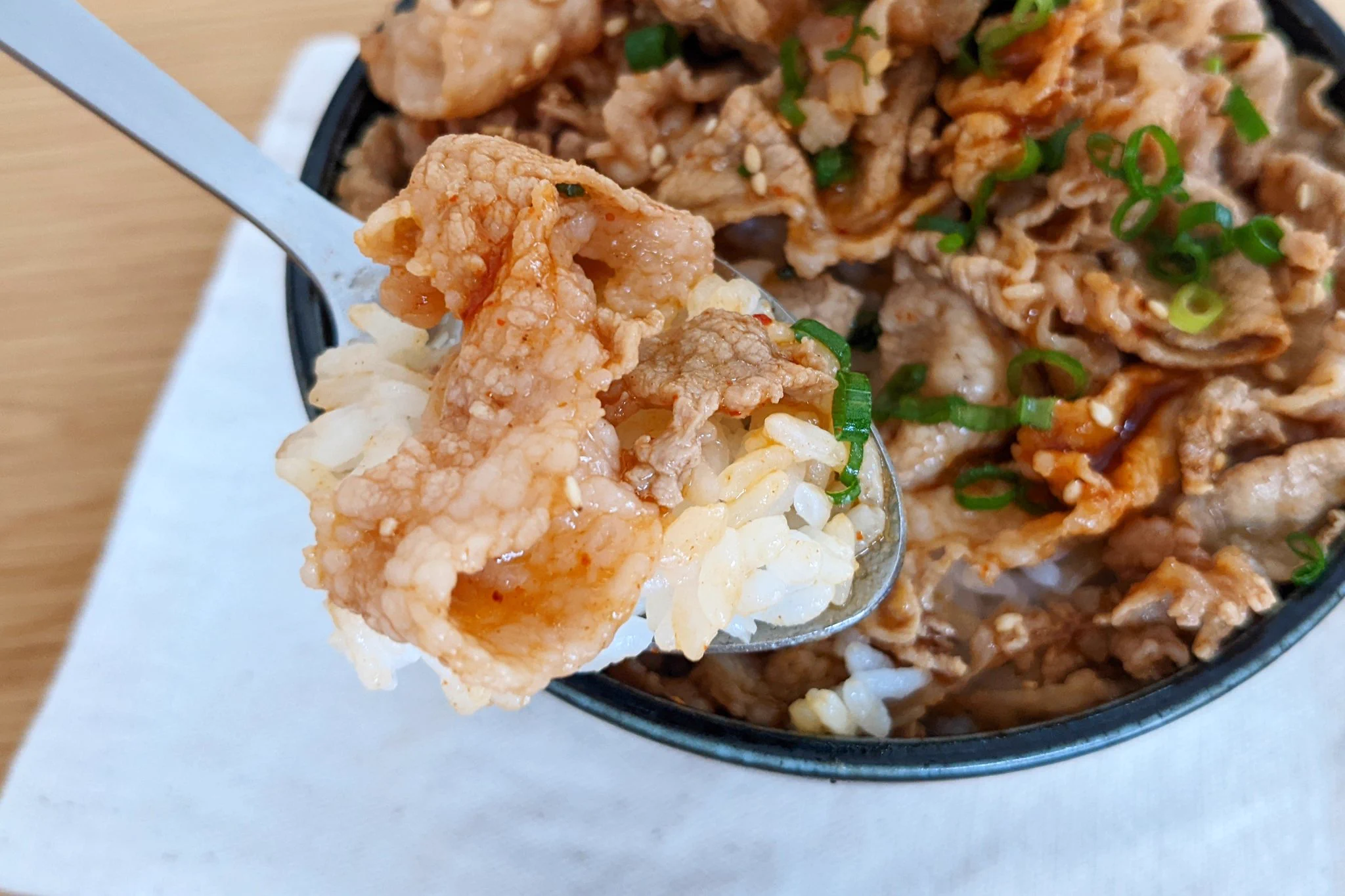 茹でてさっぱり、和えてコクうま。お手軽「焼肉豚しゃぶ丼」。