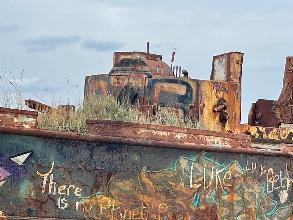 CarolArt61's tweet photo. #Devon #Instowbeach #wreck #boatgraveyard #graffitti https://t.co/Ga44oHVSms