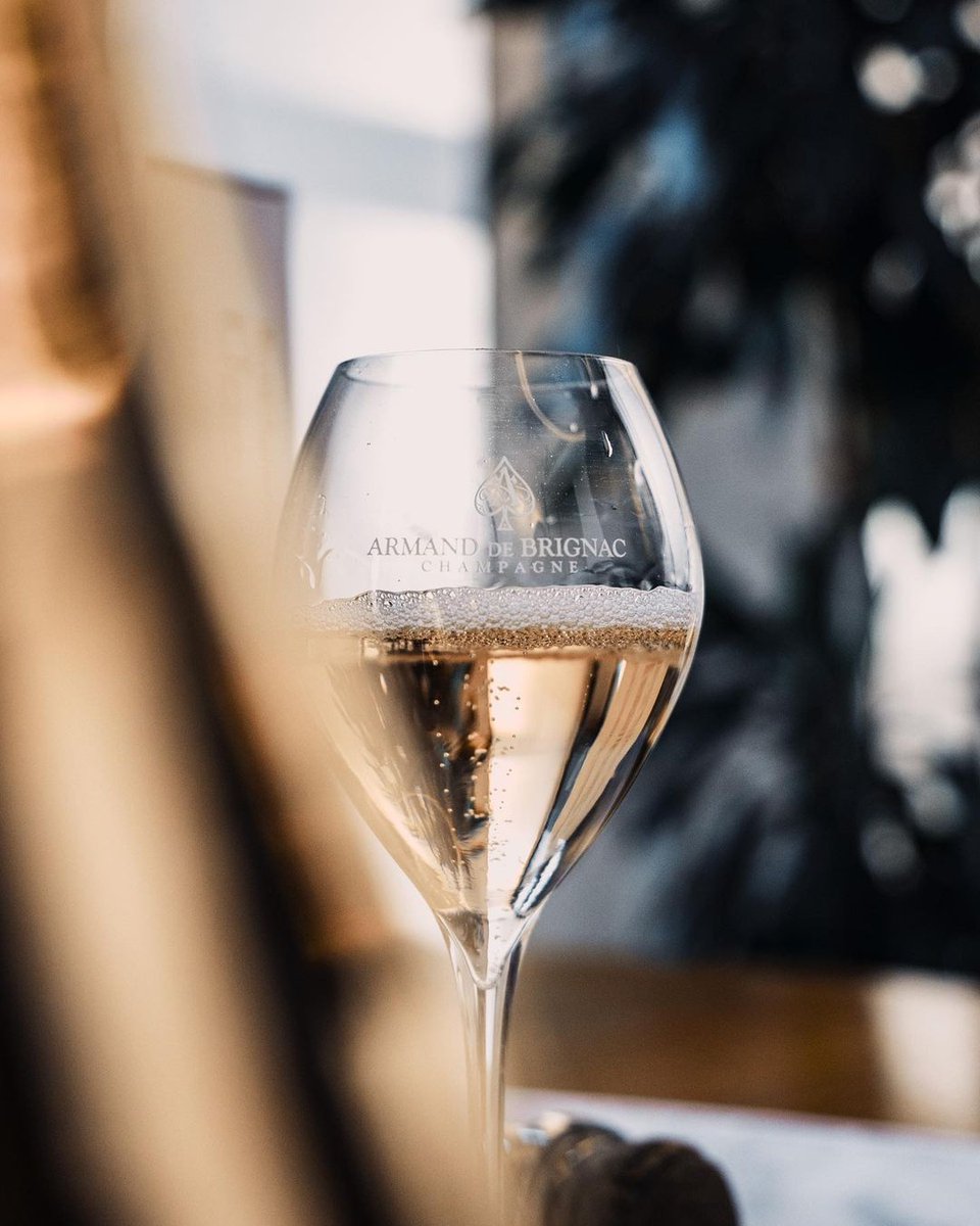 JDicoval's tweet photo. Brut Gold para los mejores momentos de la vida.
#ArmanddeBrignac #AceofSpades #Dicoval https://t.co/dOm3PdjxLL