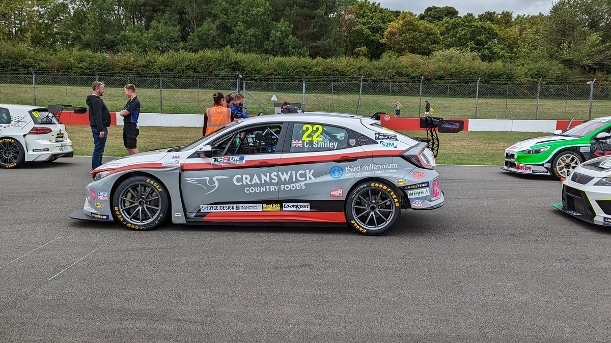 restartracing22's tweet photo. Qualifying #TCRseries and p1 with 20mins still to go #chrissmiley https://t.co/nF7XjIMopF