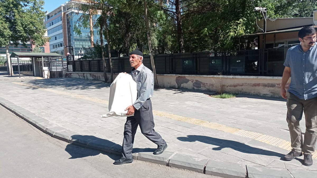 Bir baba, Sur’da sokağa çıkma yasakları sırasında yaşamı yitiren oğlunun kemiklerini, 7 yıl sonra bir torba içerisinde teslim aldı.