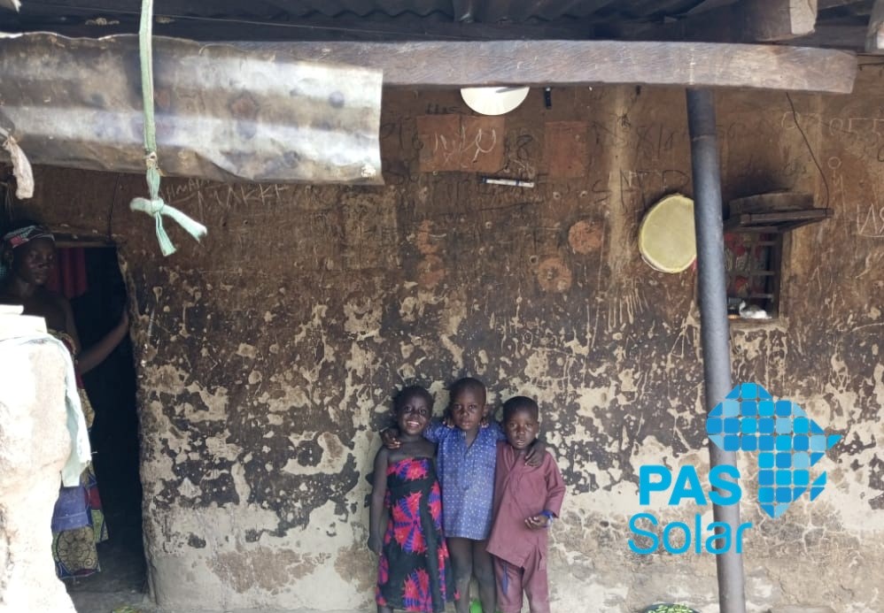 PAS_SOLAR's tweet photo. Mal. Muhammad Aminu, a father of 3 kids, sells plastic for a living in Zamfara state. He was thrilled to make the switch by installing our mini solar system, his home is now safe for his children, and the smile on their faces says it all.
#PAS_Solar #homes #EnjoyLightNoWahala💡 https://t.co/QLiN5a465G