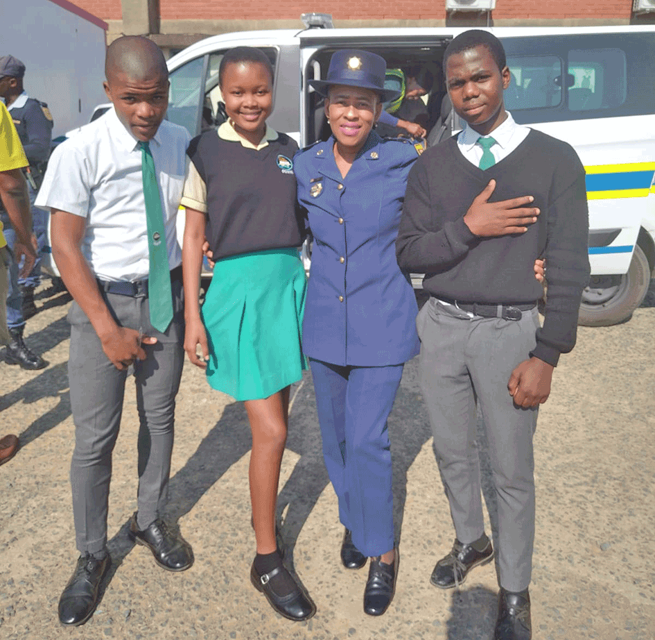 umlazitimes's tweet photo. Amaphoyisa akhuthaze abafundi ngokubika ubugebengu

Full story here https://t.co/SnY1Z5vwl0

#umlazitimes #tabloidnewspapers #communitynews https://t.co/6iIocVv6EF