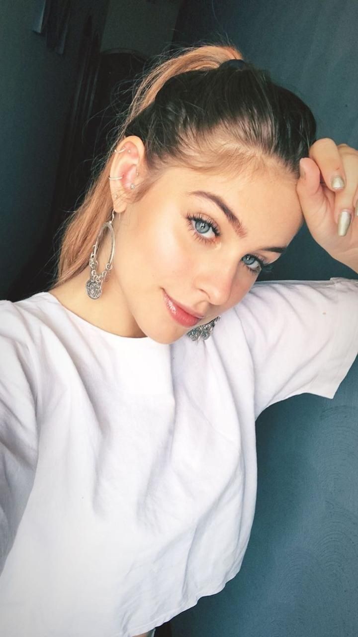 Adrianna 👗 main image 0