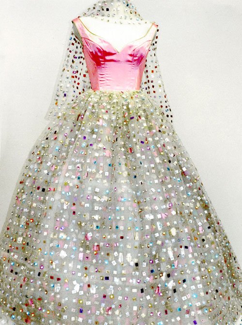 Jubilee, 2000 by Susie Freeman, a wedding dress with rows of tiny mesh pockets containing 6,279 contraceptive pills, the average a woman may take in her reproductive lifetime.
Find out more in the @womensart1 book #UnravellingWomensArt !