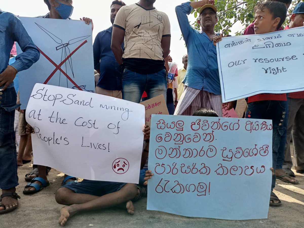 vikalpavoices's tweet photo. ටයිටේනියම්  නිපදවීම සදහා අවශ්‍ය ඉල්මනයිට් කැනීමට, ඕස්ට්‍රේලියානු සමාගමකට මන්නාරම් දූපත වටා වෙරළ තීරය වසර 50කට ආණ්ඩුව විසින් බදු දීම හේතුවෙන් එහි මිනිසුන් ඇතුලු සියලු ජීවීන් තරජනයට ලක් වීම නිසා එයට විරෝධය දැක්වීමට මන්නාරමේ ජනයා එකතුවෙයි. 📷 @LucilleAbeykoon #Mannar #ProtestLK https://t.co/M5U74ZO4Dk