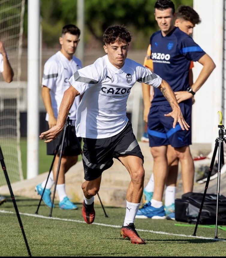 grupoparri's tweet photo. @carlosigual3 estuvo presente en los entrenamientos de la primera plantilla @valenciacf en el entrenamiento previo al encuentro del @Atleti de la jornada 3 de @LaLiga 

🔵⚪️⚫️ TEAM PARRI GROUP 🔵⚪️⚫️ https://t.co/tHzQ0IGsuD
