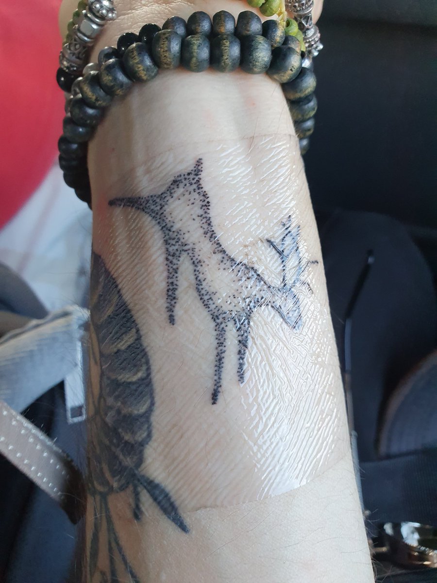 Xx_Abyss_xX's tweet photo. Spontanes Con - Tattoo
Ich war letzte Woche und über's WE wieder in Bogenwald/Jyrlund auf einer Larp Con mit meinem Skelliger Clan (#WitcherLarp).
Samstag morgen bin ich dann bei diesem süßen Hirsch Tattoo schwach geworden. 
Das ist ein Hand-Poke-Tattoo! Eine tolle Erfahrung 💜 https://t.co/4913PD9Ik5