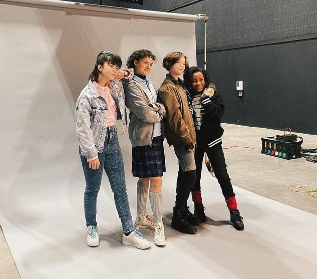 daysofroses_'s tweet image. 🎉 happy one month anniversary with our #papergirls  #bestcast