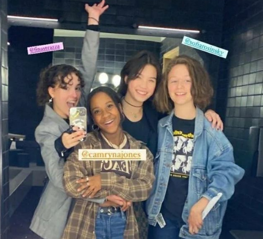 daysofroses_'s tweet image. 🎉 happy one month anniversary with our #papergirls  #bestcast