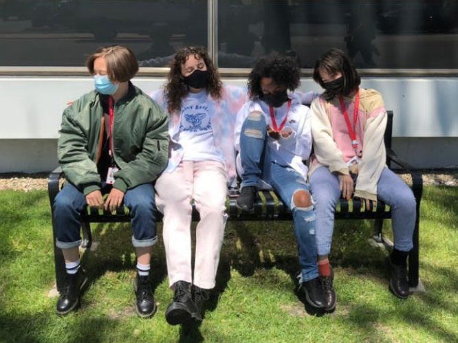 daysofroses_'s tweet image. 🎉 happy one month anniversary with our #papergirls  #bestcast