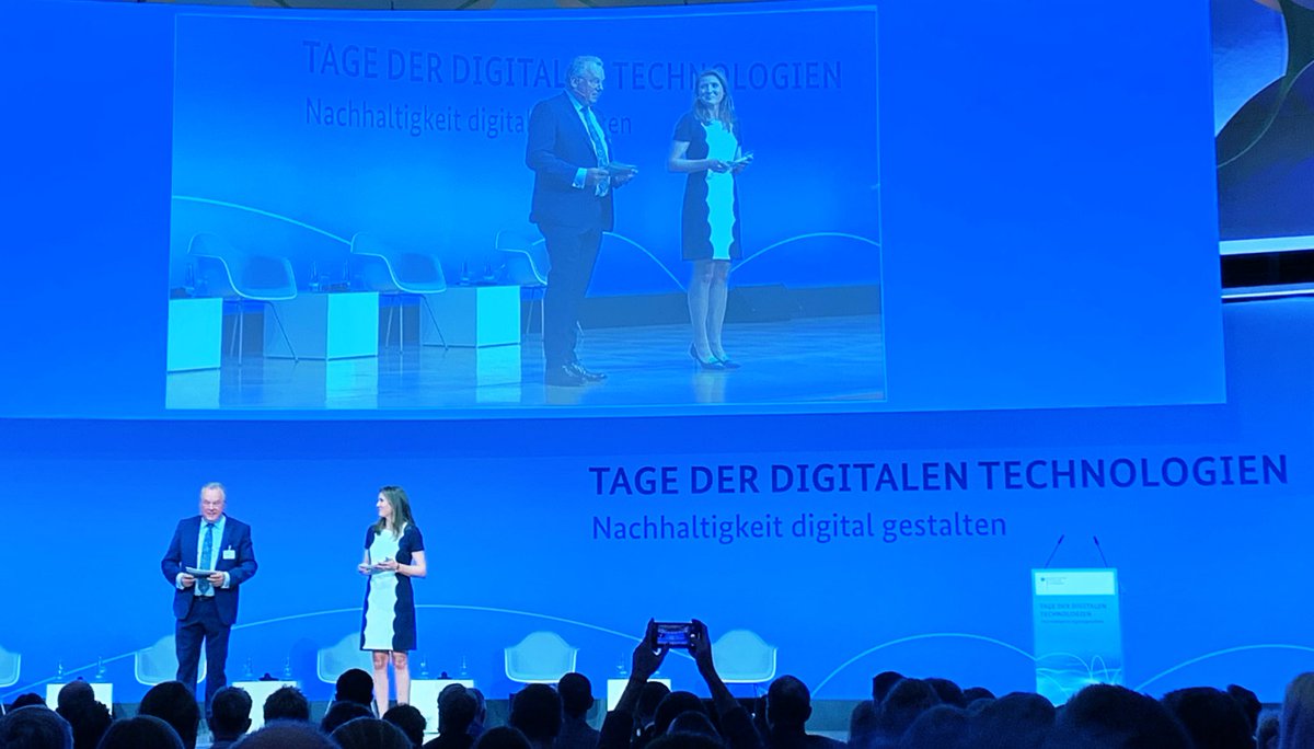 Auftakt "Tage der digitalen Technologien" in Berlin. Wir von der NEXT sind im Rahmen des Forschungsprojektes D-TRAS dabei. Schön ein paar bekannte Gesichter vom <a href="/KI_Marktplatz/">KI-Marktplatz</a> <a href="/itsOWL_Cluster/">it's OWL</a> @FraunhoferIEM aus Paderborn zu sehen 🙂.  #TddT #BMWK