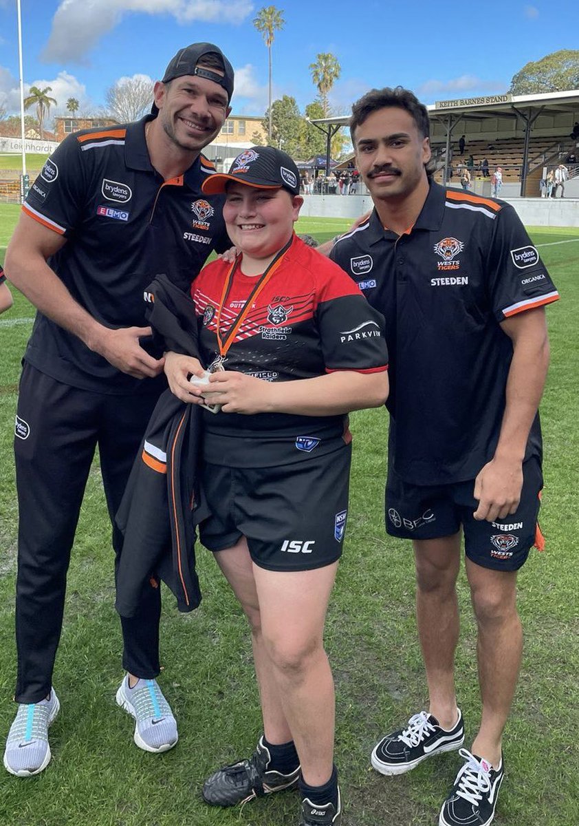 FootySmiles's tweet photo. A lovely story from an U11’s grand final. The Strathfield kicker missed a shot on full time that would have tied the game with Dundas. The poor lad broke down in tears until Brent Naden and Daine Laurie noticed and came over to give him a Tigers cap &amp; jacket. https://t.co/f3Eqvk8WFx