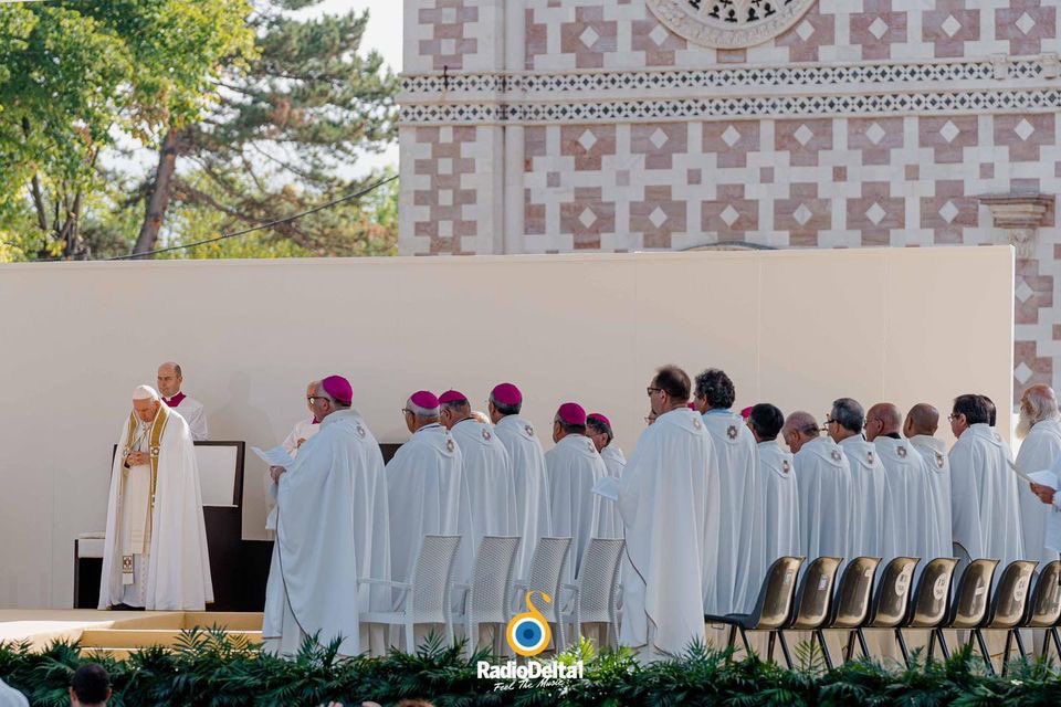 Ieri il Papa a L’Aquila per la Perdonanza Celestiniana apre la Porta Santa di Collemaggio, il primo pontefice a farlo. Eravamo nel capoluogo abruzzese con Marco Zac che ci ha raccontato la giornata attraverso i suoi scatti 📸