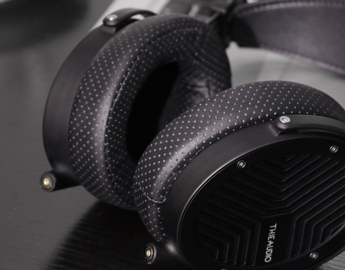 thieaudio's tweet photo. With replaceable microfiber flannel ear pads specially designed for isolation and breathable comfort, the #Wraith is your one-stop solution for audio perfection. 🫰
#headphones #audiophiles #hifi #thieaudio #thieaudiowraith #earpads https://t.co/z8cEkSHKkv