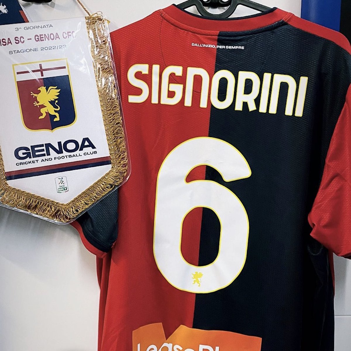 GenoaCFCWorld's tweet photo. Last night, #Genoa and #Pisa pair tribute to our historic captain... the great GIANLUCA SIGNORINI! Never forget. 👏👏👏 https://t.co/YFDo8NfNty