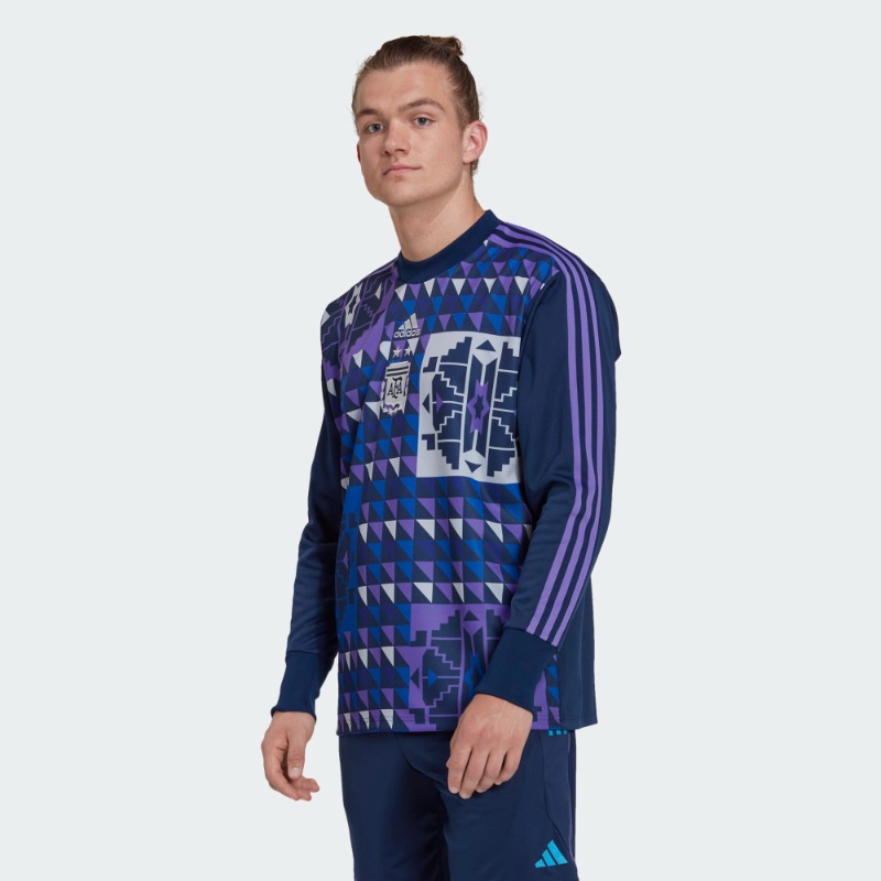 footballshirt's tweet photo. This adidas jersey takes inspiration from the shirt Argentina's goalkeeper wore in international football's ultimate match in 1990.
#adidas #argentina #footballshirt #wc90 #adidasfootball