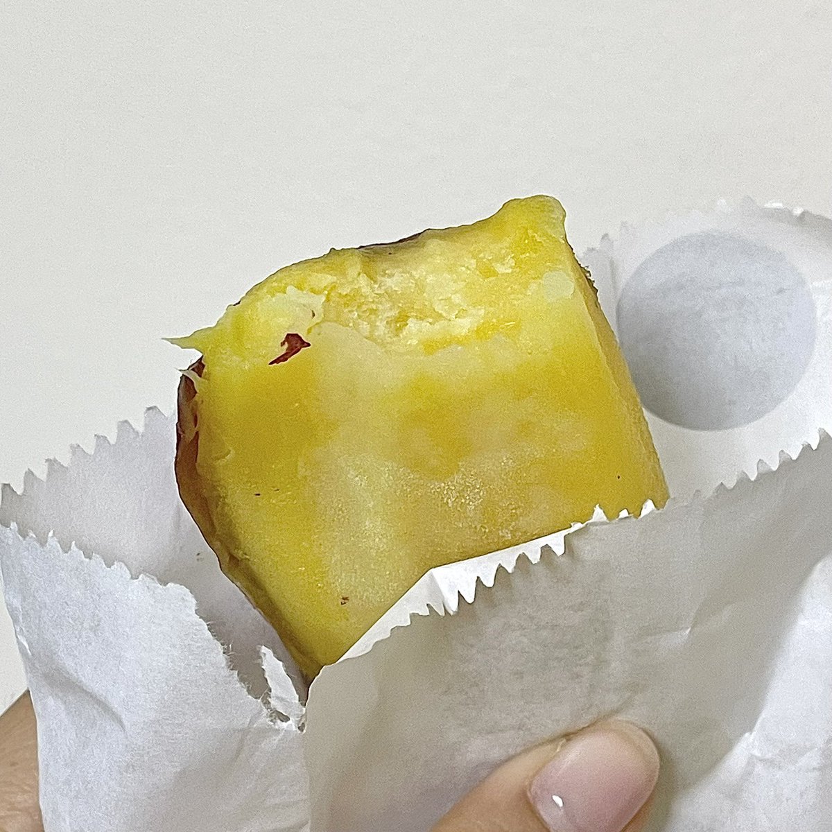 Thookboktor's tweet photo. เพิ่งเคยลองกินมันเผาแบบแช่เย็น เหมือนกินไอศกรีมซอร์เบต์เลย 🍦🍠 มันหวานร้านนี้บ่ม 3 เดือนแล้วค่อยนำมาอบ รสชาติหวานๆนุ่มๆ จะทานแบบแช่เย็นหรือร้อนก็ได้ แนะนำลาเต้มันเผาด้วย นัวมาก🫰🏻

พิกัด 📍 ร้านยากิอิโมยะ สุขุมวิท 33/1 (ซอยเดียวกับร้านนากามูระเลย) https://t.co/agOO5w9f4e