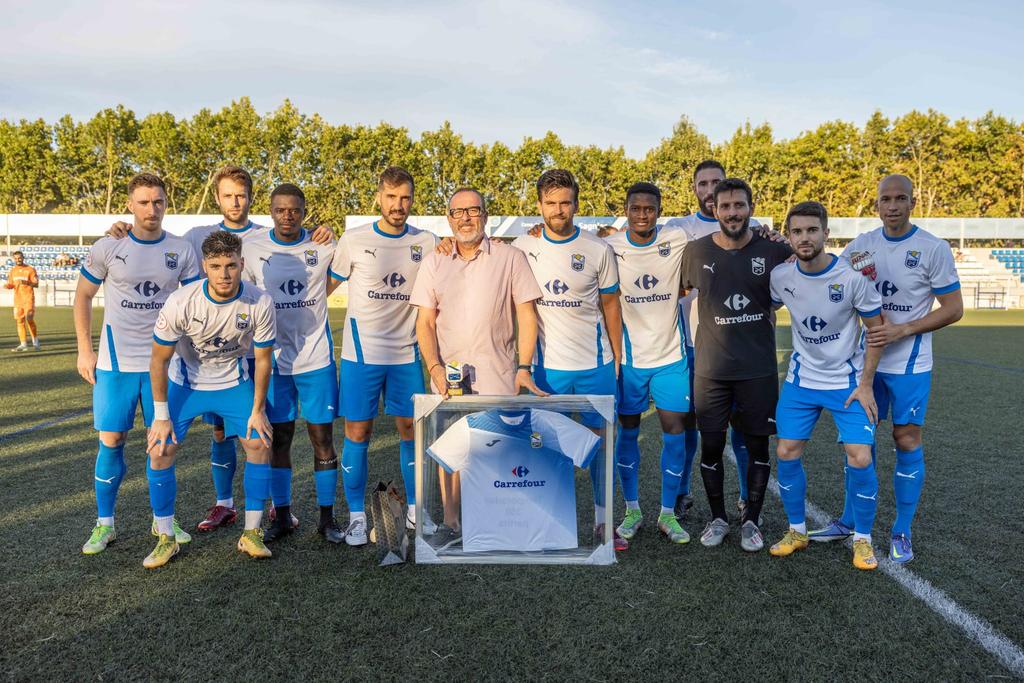aeprat1945's tweet photo. [FAMÍLIA]

💙Des de l'AE PRAT vam agrair ahir a Joaquín la seva entrega al Club. 

1️⃣2️⃣ anys de directiu
5️⃣ temporades com a delegat en diferents categories del futbol base
9️⃣ temporades com a delegat del 1r equip

🔝GRÀCIES JOAQUÍN‼️

#sompotablava🐔 https://t.co/sxX4BH1HVa