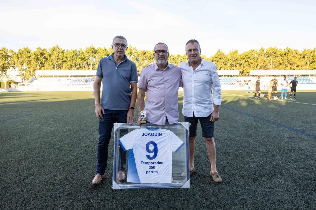 aeprat1945's tweet photo. [FAMÍLIA]

💙Des de l'AE PRAT vam agrair ahir a Joaquín la seva entrega al Club. 

1️⃣2️⃣ anys de directiu
5️⃣ temporades com a delegat en diferents categories del futbol base
9️⃣ temporades com a delegat del 1r equip

🔝GRÀCIES JOAQUÍN‼️

#sompotablava🐔 https://t.co/sxX4BH1HVa