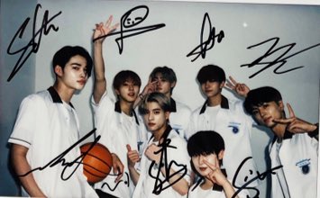 artialeestic's tweet photo. this photo screams college freshmen basketball team https://t.co/aaLawGhUYl
