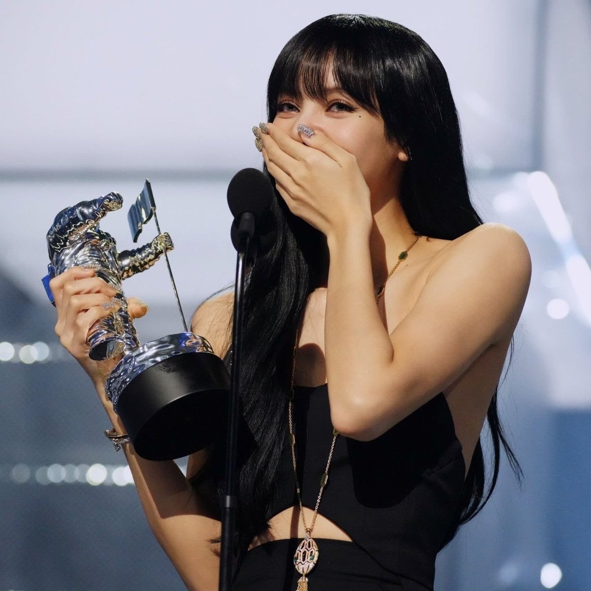 LSMTRENDS's tweet photo. are y'all kidding me? 1.29M+ new mentioned twits for #LALISA in less than 12 hours for @Billboard Hot Trending Songs?!? 😭😭😭 it's definitely our day today! 🤧💛✨

Keep using our taglines &amp; hashtags, love y'all!

LISA WINS BEST KPOP
#LalisaVMAsWin #MONEY
#LisaHitsMTVStage #LISA https://t.co/BF2L9ScMiR