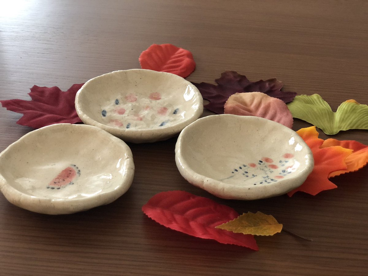 ナカノエミ（<a href="/nakanoemi3/">ナカノエミ</a> ）さんの小皿をお迎え🫶
離乳食のお皿としてデビューしました☺️
私がずっと前から大好きなナカさんの絵が入ったお皿…✨大切に使います🥹

お洋服やマスキングテープなど、色んな素敵な作品がありますよ〜おススメです🧡