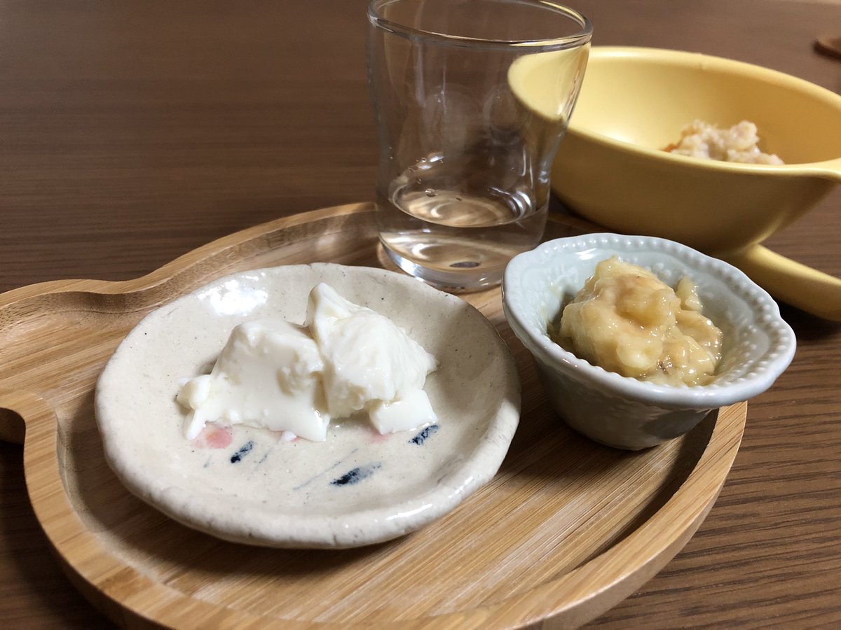 fooatmr's tweet photo. ナカノエミ（@nakanoemi3 ）さんの小皿をお迎え🫶
離乳食のお皿としてデビューしました☺️
私がずっと前から大好きなナカさんの絵が入ったお皿…✨大切に使います🥹

お洋服やマスキングテープなど、色んな素敵な作品がありますよ〜おススメです🧡 https://t.co/5ad1BgInc9