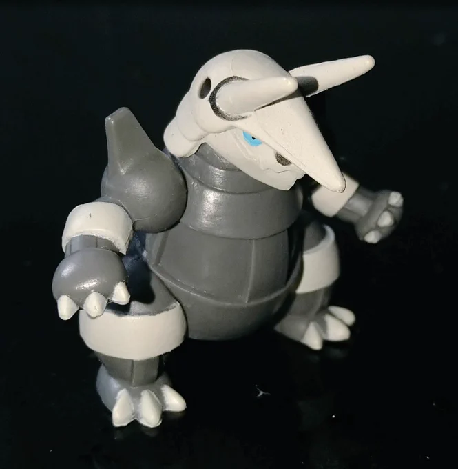 いつの間にかボスゴドラ発売されてて焦った…!閉口時の顎の重ね具合がちゃんとしてて感動している。口が開いてる方のは立体ポケモン図鑑の肩パーツ塗り違いのそれ 