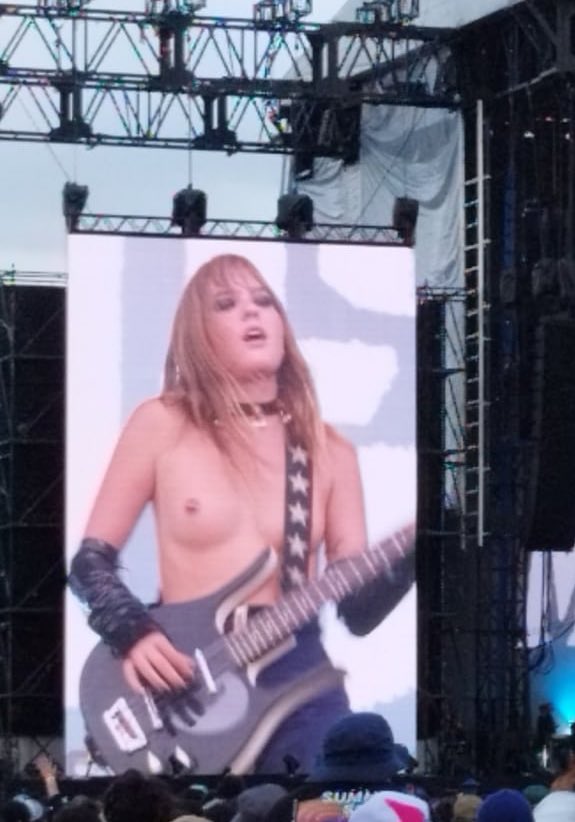 acciomvneskin's tweet photo. rt to scare americans 
#VMAs #maneskin https://t.co/pzDqANtVMD