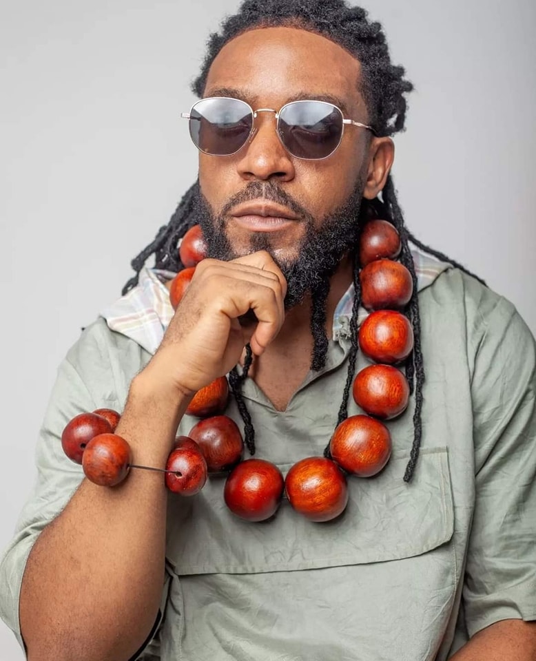 AyilaMedia's tweet photo. 🔴🔴[𝐏𝐄𝐎𝐏𝐋𝐄]
On démarre la semaine tout en swaag avec l'acteur camerounais Duala Duala qu'on retrouvera très bientôt à l'affiche du film l'Axe Lourd de Nkeng Stephens !
#ayila #people #Cameroon 
@MafanyMJ https://t.co/ysfVTPnSsi