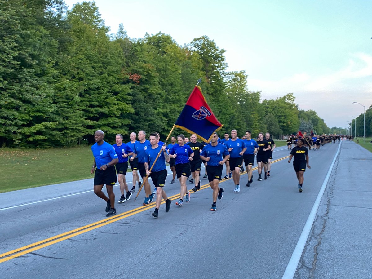 10MTNDIV's tweet photo. The 10th Mountain Division is hitting the pavement hard this morning for Mountain Fest 2022. This is how you #OwnTheEnvironment in the North Country! It’s a great day to be a #MountainTough Soldier.
#ClimbToGlory!
@Beags_Beagle https://t.co/mPthEfYbvP