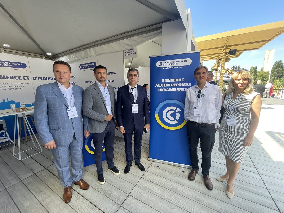 🔵 <a href="/OmelchenkoVadym/">Vadym Omelchenko</a> , ambassadeur d’#Ukraine en #France est sur le stand #CCI à #LaREF22 aux côtés des #entrepreneurs 🇺🇦. <a href="/Economie_Gouv/">Ministère de l'Économie et des Finances</a> <a href="/UKRinFRA/">Ambassade d'Ukraine en France</a> <a href="/ZelenskyyUa/">Volodymyr Zelenskyy / Володимир Зеленський</a> <a href="/GeoffroyRDB/">Geoffroy Roux de Bezieux</a>