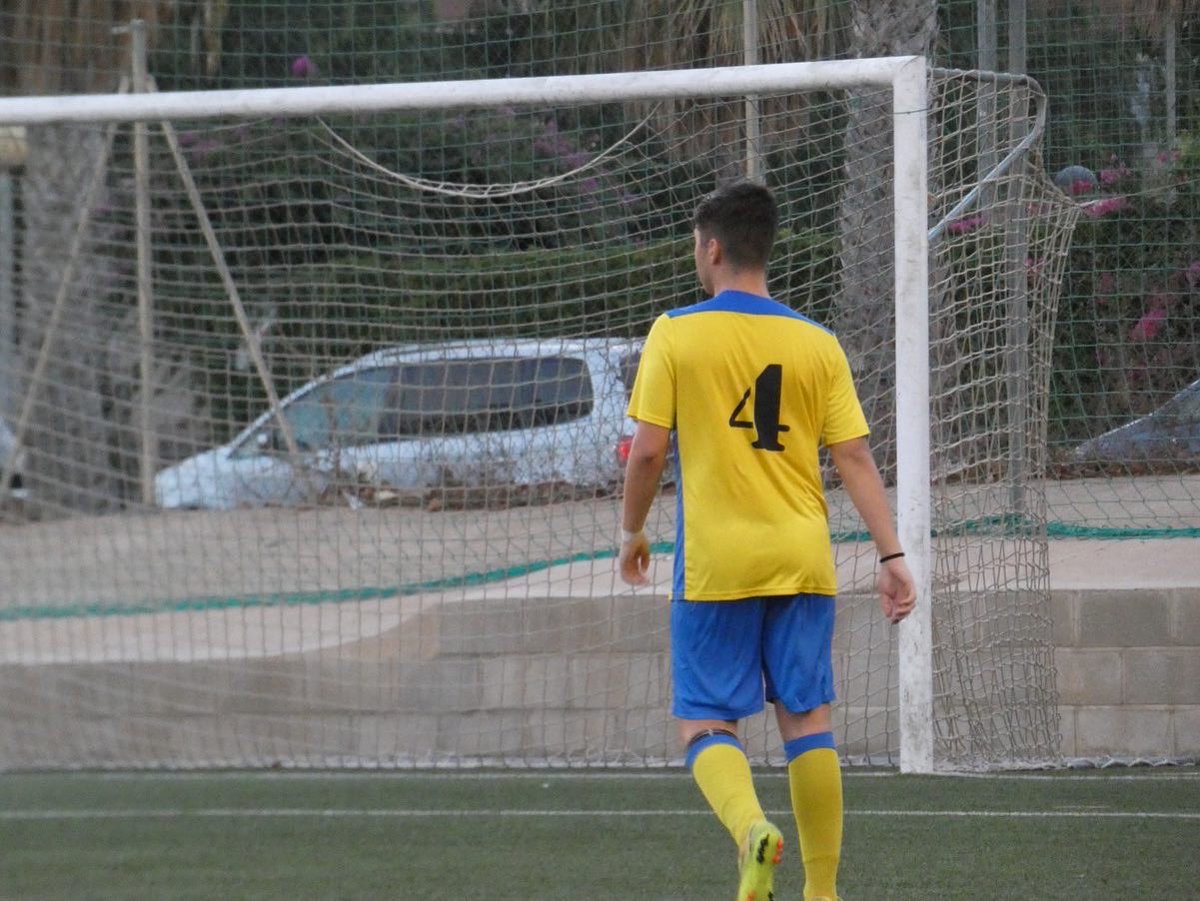 ADBarrioPeral's tweet photo. 📸 GALERIA ||
👉🏼 Nuestro #JuvenilAutonómica sigue con la preparación de cara al inicio de liga 🏋🏻♂️.
✅ En la tarde del Sábado, disputó un partido contra @efsac_oficial ⚽️.
🏆Los de @Angel_F_92 consiguieron la victoria y continúan acumulando minutos 🕒 .
#ForzaBarrio 💛💙 https://t.co/jXLvoayDNd