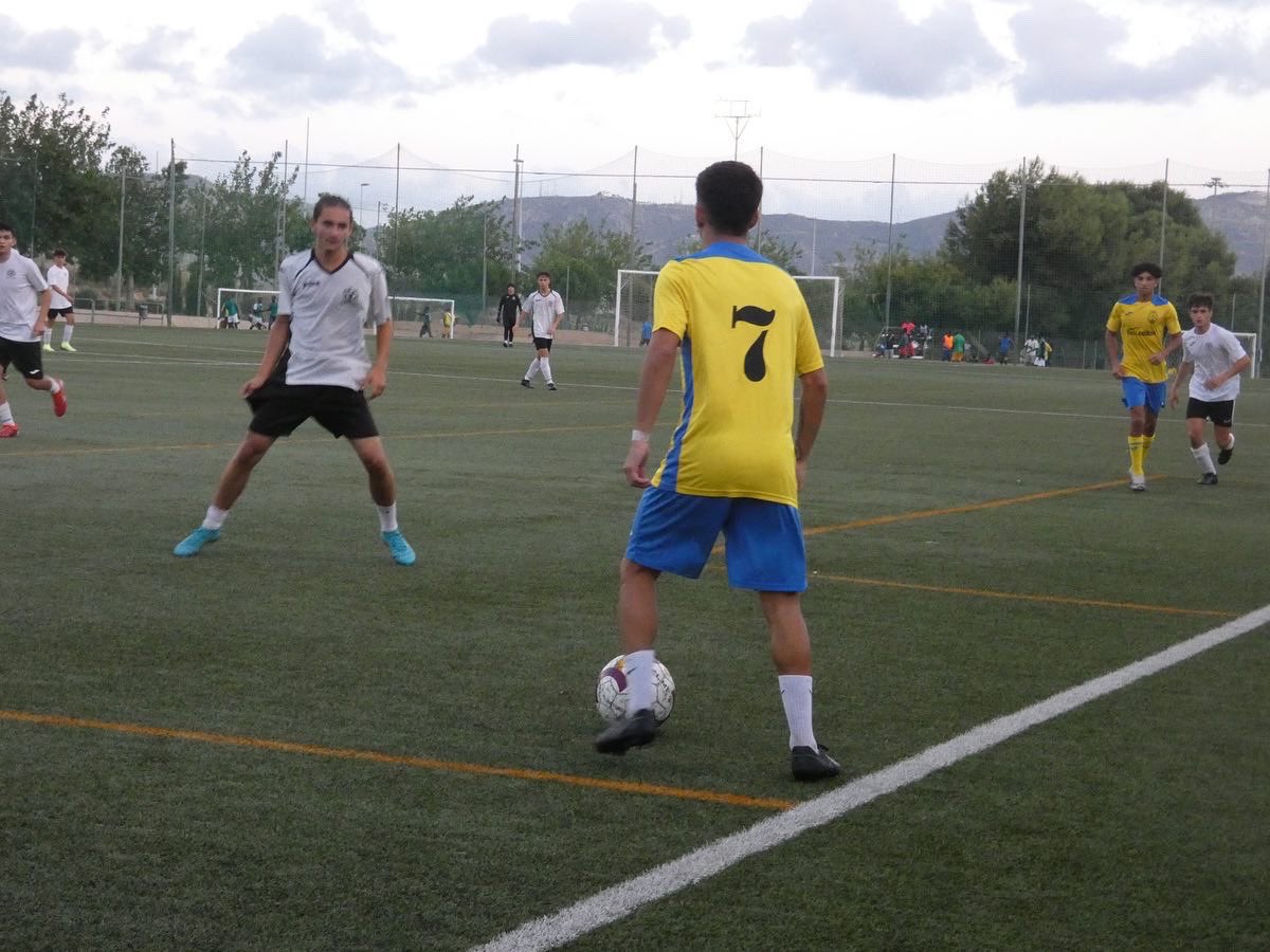 ADBarrioPeral's tweet photo. 📸 GALERIA ||
👉🏼 Nuestro #JuvenilAutonómica sigue con la preparación de cara al inicio de liga 🏋🏻♂️.
✅ En la tarde del Sábado, disputó un partido contra @efsac_oficial ⚽️.
🏆Los de @Angel_F_92 consiguieron la victoria y continúan acumulando minutos 🕒 .
#ForzaBarrio 💛💙 https://t.co/jXLvoayDNd