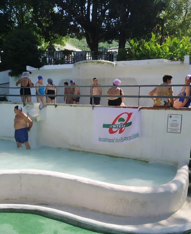 anteasnazionale's tweet photo. Eccoci di nuovo con voi!
Ripartiamo condividendo un momento di relax e benessere degli #amici di #Anteas #Poggiomarino (NA) che hanno organizzato un soggiorno alle terme di #Contursi (SA).
Salute e divertimento per proseguire insieme l'estate.
Bravi!
#facciamoladifferenza https://t.co/aFzFMaz31C