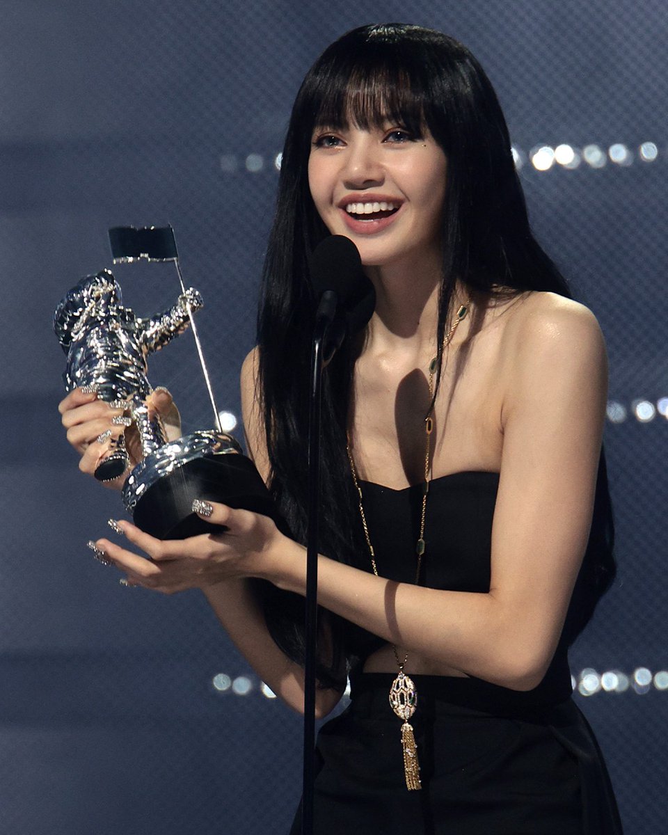 Bulgari ambassador Lisa shines in Bulgari Serpenti Seduttori necklace and Serpenti Viper bracelets as she Wins “Best K-Pop” at the 2022 MTV #VMAs Congrats #Lisa 
#Bulgari #BulgariJewelry