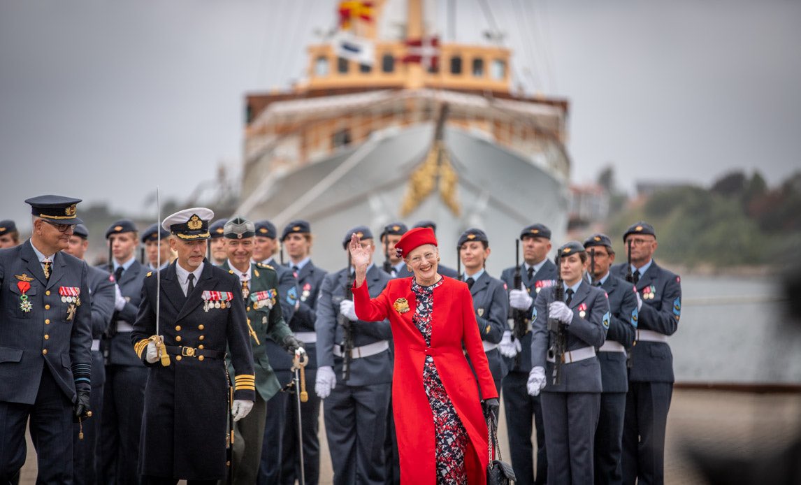 forsvaretdk's tweet photo. Se de friske billeder og video fra H.M. Dronningens 50-års regeringsjubilæum med overflyvning, flådeparade og parade på land. #dkforsvar #værdatkæmpefor https://t.co/HOuqm1q6TB https://t.co/swsnhdQ3Qx