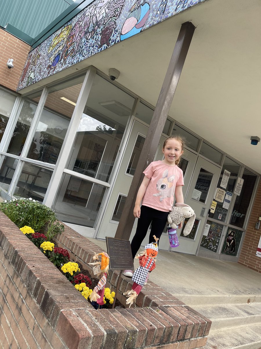 harte_pta's tweet photo. Thank you @boyscouts Troop 166 and @harte_pta for your hard work yesterday cleaning and beautifying @bret_es Absolutely blown away by your dedication to service! @ChpsTweets @CHZonePTA @CherryHillSun https://t.co/nNbmefn6l5