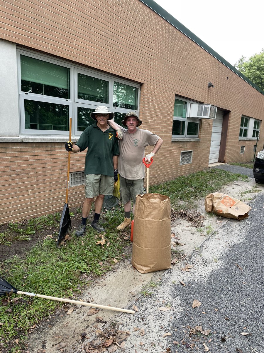 harte_pta's tweet photo. Thank you @boyscouts Troop 166 and @harte_pta for your hard work yesterday cleaning and beautifying @bret_es Absolutely blown away by your dedication to service! @ChpsTweets @CHZonePTA @CherryHillSun https://t.co/nNbmefn6l5