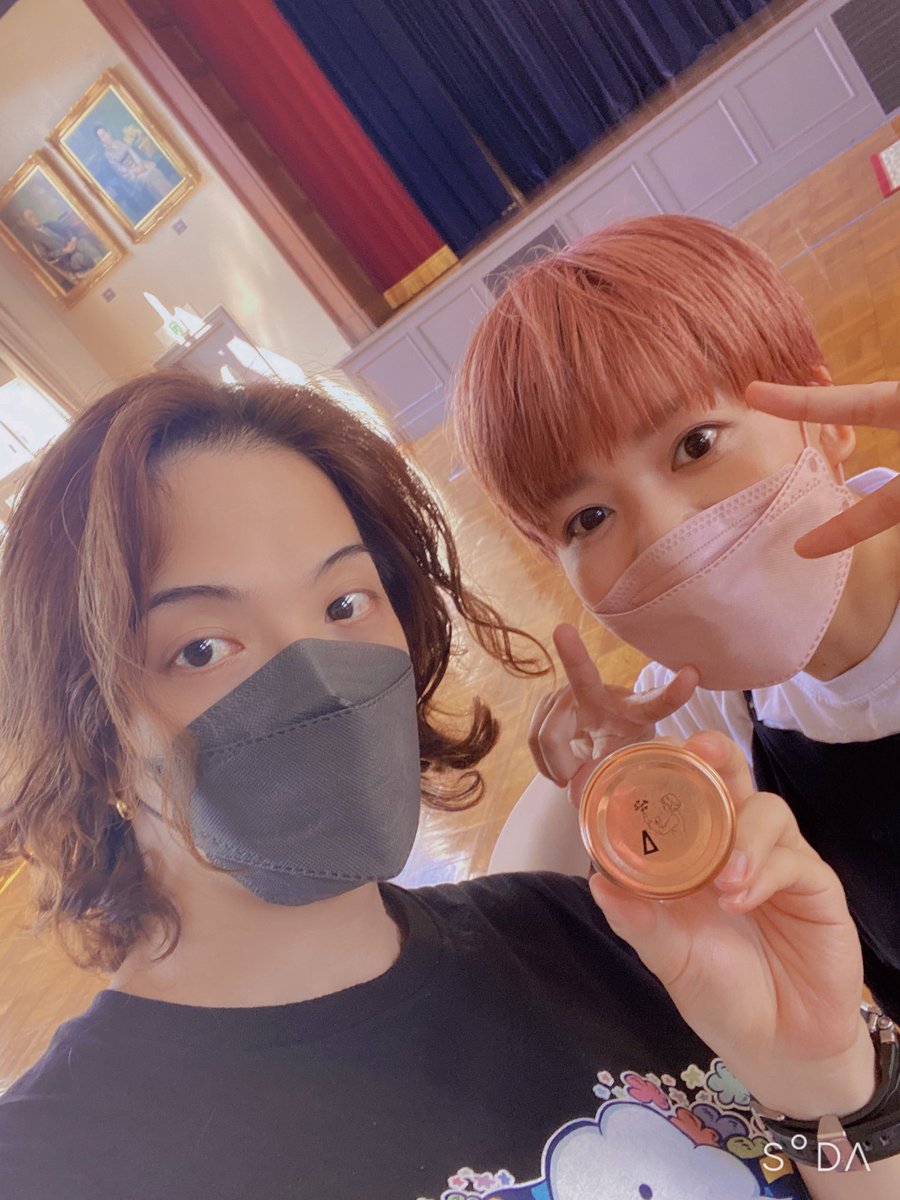 Akinori_Akky03's tweet photo. #朝シェイクスピア 稽古場。

美容博学のマイミー、
俺がバーム系探してるのを覚えててくれてプレゼントくれた👱‍♀️

軽いのにしっかりホールド
ベタつかない
ゼラニウムの良い香り
そして手の保湿にも使える

マイミーほんとありがとー✨🌻
#LISARCH
#ヘアソルベ01 https://t.co/3j9ZvtYGCj