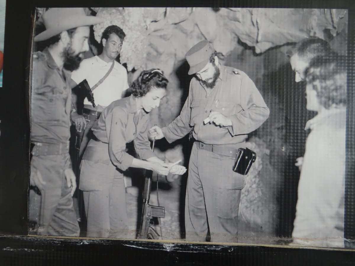 PartidoPCC's tweet photo. 29 agosto 1959 - el Comandante en Jefe Fidel Castro inicia en la Cordillera de los Órganos un recorrido por la provincia de Pinar del Río.
Mientras observa el inigualable Valle de Viñales, orienta construir varios moteles, hechos luego realidad con Los Jazmines y La Ermita #Cuba https://t.co/GWrBySeU7W