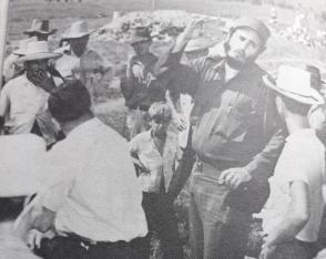 PartidoPCC's tweet photo. 29 agosto 1959 - el Comandante en Jefe Fidel Castro inicia en la Cordillera de los Órganos un recorrido por la provincia de Pinar del Río.
Mientras observa el inigualable Valle de Viñales, orienta construir varios moteles, hechos luego realidad con Los Jazmines y La Ermita #Cuba https://t.co/GWrBySeU7W