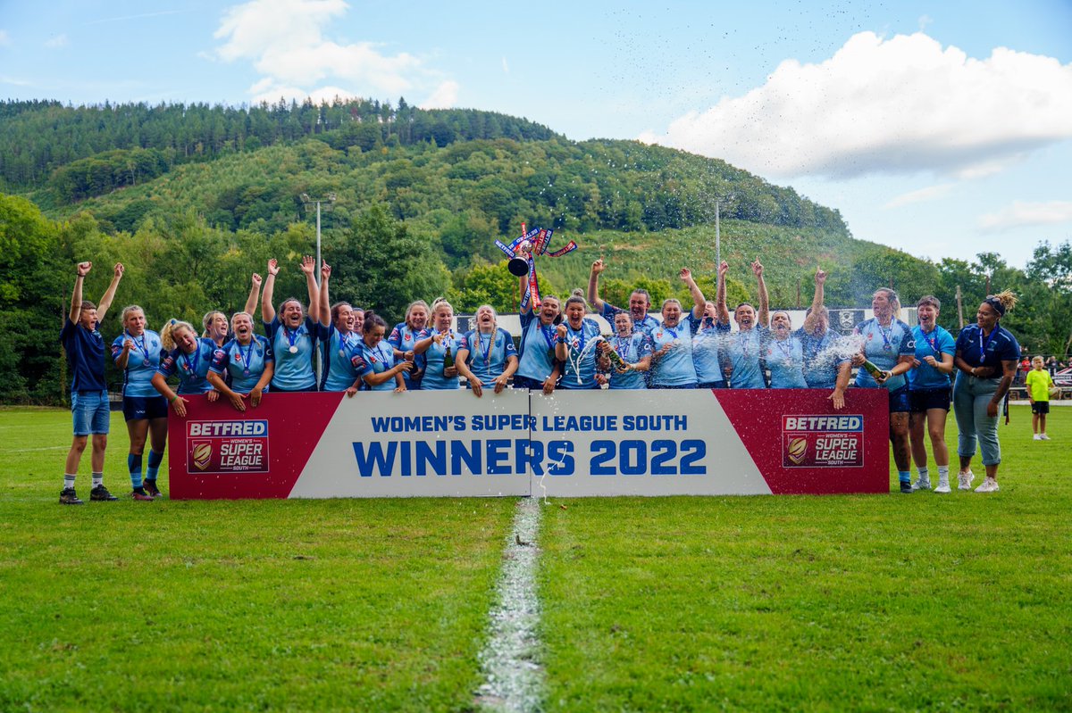 LaurenAitken_8's tweet photo. We’ve only gone and done it again!!!!

Kweens of the South Babyyyyyyyyy 👑 

Betfred Womens Super League South 2021 AND 2022 Champions.

To Be Continued…

#WRL #RFL #WomensRugbyLeague #BWSLS #GrandFinal #Champions #MyGals #8 #HistoryRepeated

📸 @deano_photos thank you so much https://t.co/xDQ94cTZz0