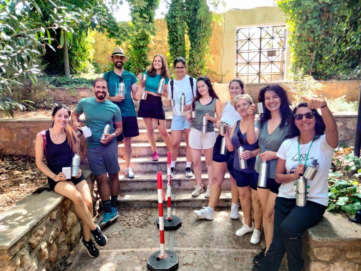 FundacionFire's tweet photo. Las jornadas de voluntariado para retirar residuos son una oportunidad para conocer entornos naturales y contribuir a mantenerlos limpios. Por ello, quisimos reconocer su esfuerzo a los participantes en las #LagunasdeRuidera #RestauRural @FMontemadrid @caixabank #convocatoriaMADS https://t.co/HDugWd6rA6