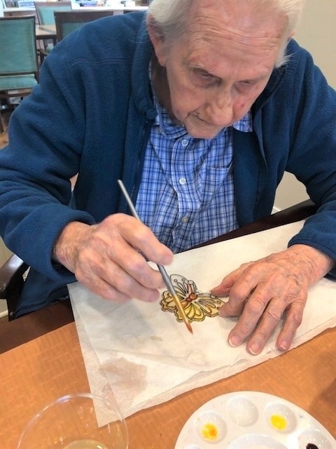 MorningsideM's tweet photo. Here comes the sun! 🎶 Menger Springs #AssistedLiving residents had a wonderful time painting #suncatchers to hang on their windows! 🎨 We hope your Monday is off to a bright start! ☀️

#SeniorLiving #SeniorCare #ContinuingCare #AgingServices #ElderlyCare #OlderAdults #latxstrong https://t.co/LXrihP606l