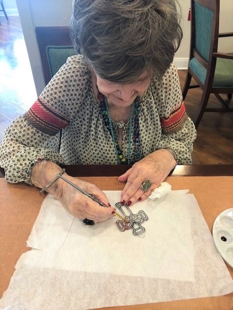 MorningsideM's tweet photo. Here comes the sun! 🎶 Menger Springs #AssistedLiving residents had a wonderful time painting #suncatchers to hang on their windows! 🎨 We hope your Monday is off to a bright start! ☀️

#SeniorLiving #SeniorCare #ContinuingCare #AgingServices #ElderlyCare #OlderAdults #latxstrong https://t.co/LXrihP606l