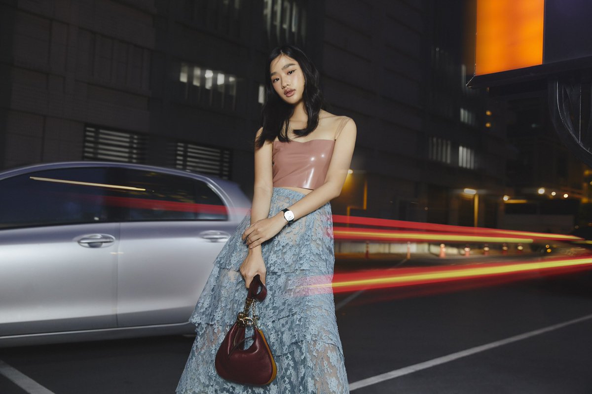 ELLEThailand's tweet photo. สาวแฟคนโปรดอย่าง ตู ต้นตะวัน @tontawan_t ในสุคสุดแกลมกับกระเป๋า Gucci Attache รุ่นใหม่ล่าสุดที่นำเอาสิ่งที่มีอยู่เดิมและสัญลักษณ์ของแบรนด์มาตีความขึ้นใหม่ ตัวกระเป๋ามีมาให้เลือกในสองขนาดคือ ขนาดกลาง และขนาดเล็ก ซึ่งสามารถใช้ได้ในหลากหลายรูปแบบ

#Gucci #GucciAttache #tontawan_t https://t.co/5CbKd0kFgM