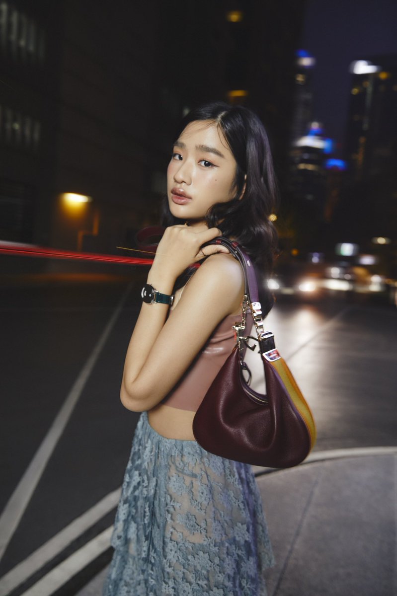 ELLEThailand's tweet photo. สาวแฟคนโปรดอย่าง ตู ต้นตะวัน @tontawan_t ในสุคสุดแกลมกับกระเป๋า Gucci Attache รุ่นใหม่ล่าสุดที่นำเอาสิ่งที่มีอยู่เดิมและสัญลักษณ์ของแบรนด์มาตีความขึ้นใหม่ ตัวกระเป๋ามีมาให้เลือกในสองขนาดคือ ขนาดกลาง และขนาดเล็ก ซึ่งสามารถใช้ได้ในหลากหลายรูปแบบ

#Gucci #GucciAttache #tontawan_t https://t.co/5CbKd0kFgM