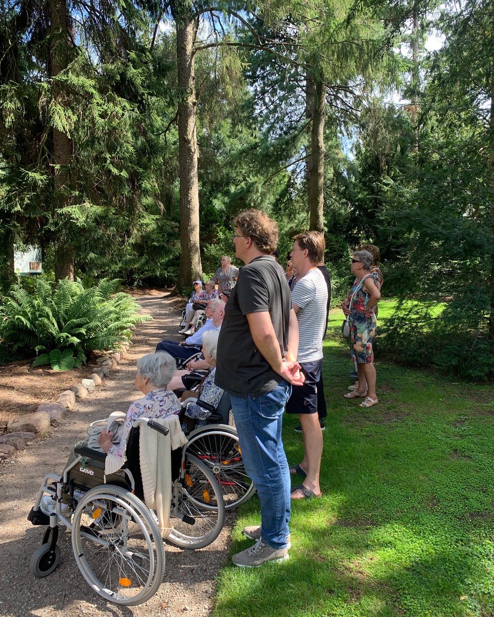 D66Hilversum's tweet photo. Vorige week konden we dankzij @PresentHsum helpen om een uitje voor inwoners van #hilverzorg mogelijk te maken.
Heel waardevol om een bijdrage te kunnen leveren.
Wil je ook eens aan de slag met je team of bedrijf?
Kijk op https://t.co/6vjIfK0Bb2 https://t.co/tRCadC9XSe